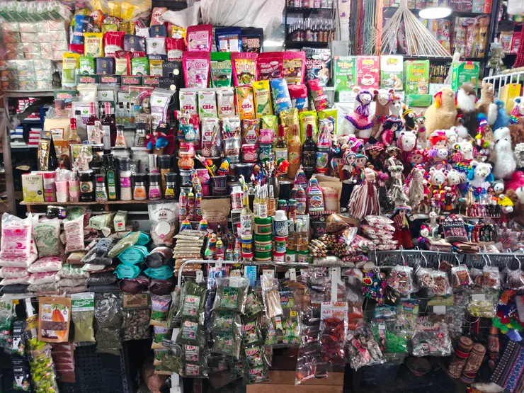 專售伴手禮的攤位，有咖啡、巧克力、鹽、調味料、Pisco酒、提神精油、古柯糖及小飾品等等。