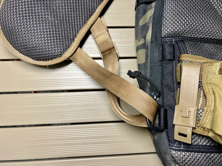 扣上主體鉤環即可，非常簡單