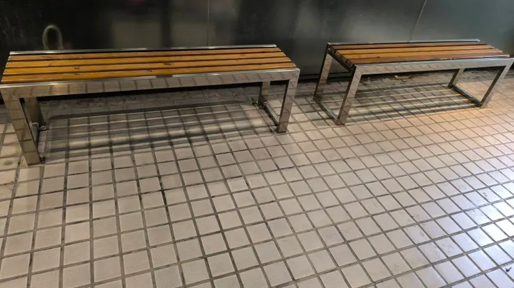 門口有椅子可以休息