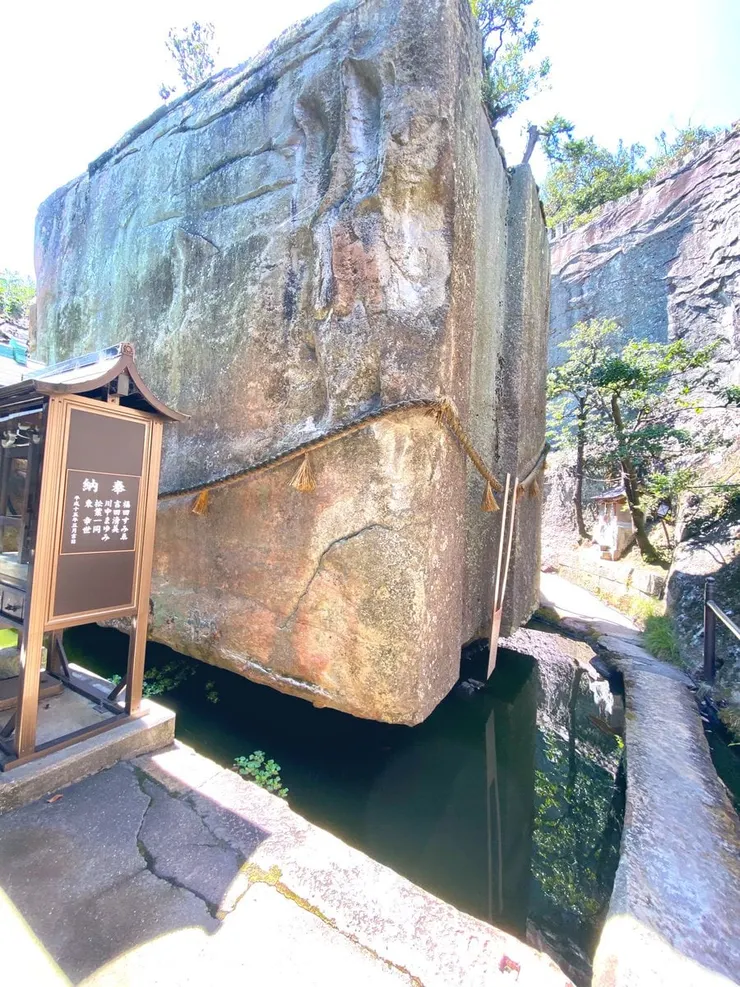 看似懸浮在湖面上,其實石頭有一個連接處支撐。