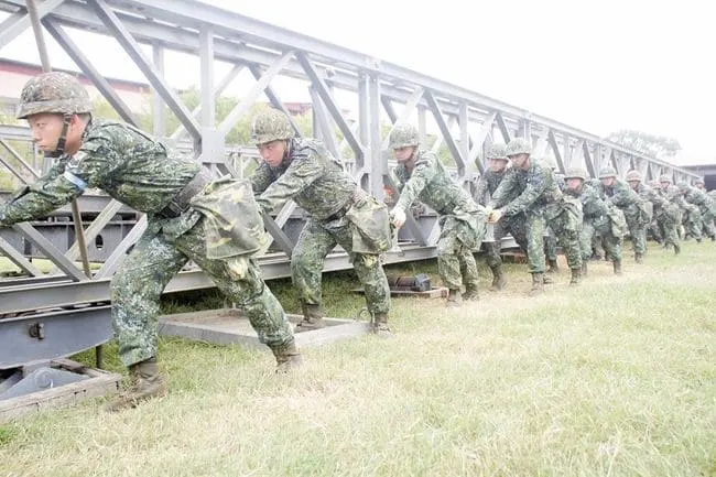 工兵架橋，圖片來源：國防部https://army.mnd.gov.tw/pages/NewD.aspx?pkid=24e09a31-90ba-45e8-b847-0f5bf0b31fbd