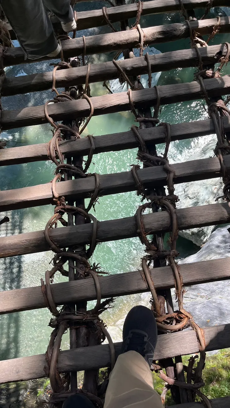 走在橋上雖然安全,但需要一點勇氣。