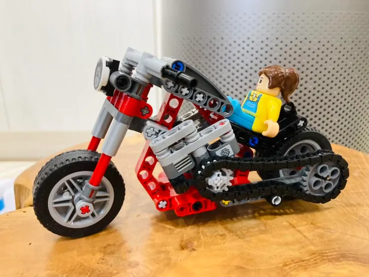 男生對於樂高很容易著迷，三歲半組的樂高。