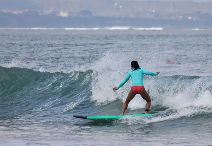 印尼峇里島衝浪者