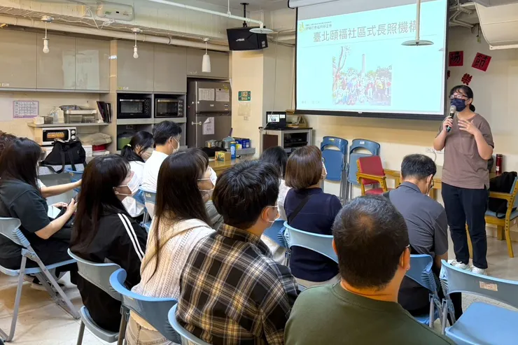 （圖說：伊甸臺北市私立頤福社區式長期照顧服務機構主任張沛瑜(右)向韓國奉獻會志工社福團體介紹長者服務。）