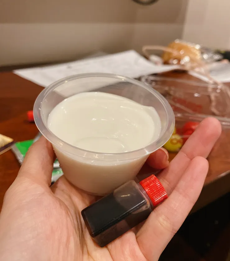 沖繩特產花生豆腐, 口感介於豆腐跟麻糬之間, 有濃濃花生香, 還可加一點附上的醬油~推薦嚐嚐看!