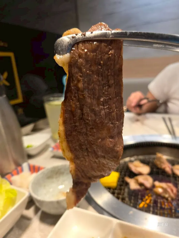 A5和牛臀肉上蓋，比我手掌還要大一片，油脂爆擊感強烈，雖然口感略遜於角切，不過整體還是很優。