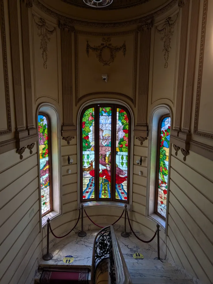 樓梯間的彩繪玻璃窗(攝於2025年)