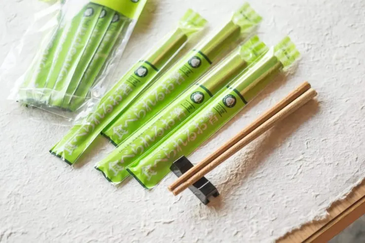 澱粉(如玉米澱粉、馬鈴薯澱粉)具有良好的生物降解性,可用於製作可食用餐具、包裝膜等。