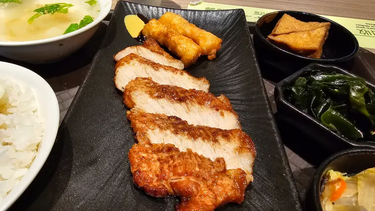 炸排骨和蝦捲都很好吃!難怪桃機可以榮獲全球最好吃機場第三名的殊榮!