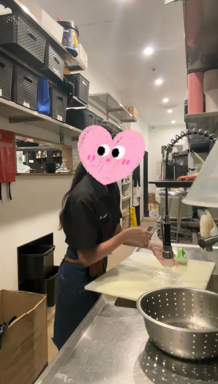 外場也要兼半個廚房,收店打掃在清洗用品