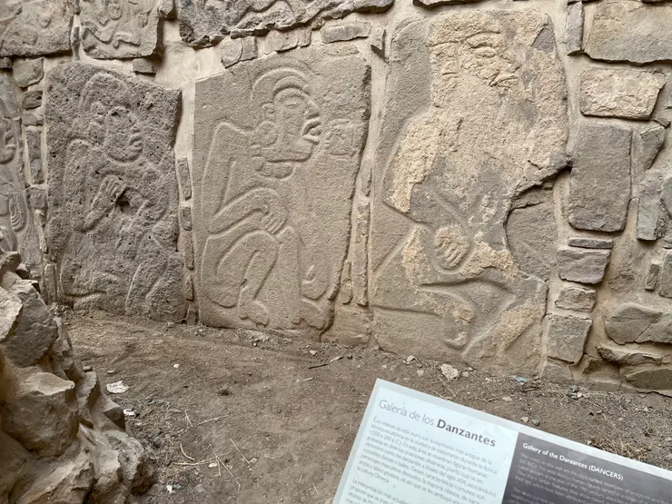 像在跳舞但內容其實有點可怕的石刻