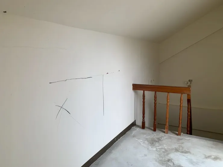 客房通往頂樓陽台的牆面