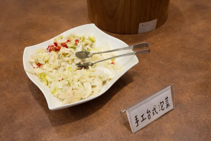 這裡還有台式泡菜吃到飽，我覺得滿好吃的，可以裝一些來享用。