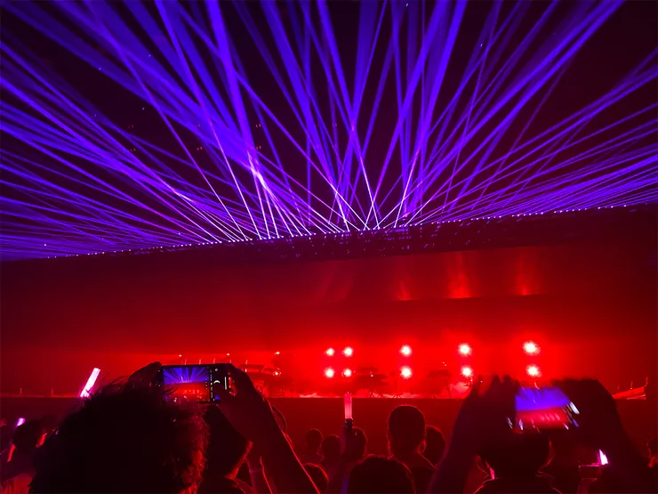 雖然大家心裡都知道一定會有安可，但看到雷射重新亮起還是很興奮