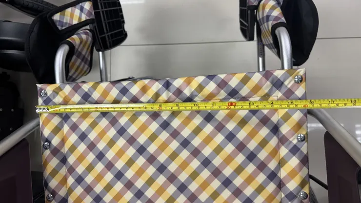 輪椅 坐闊：量坐墊可坐位置