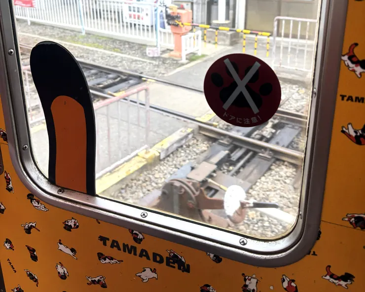 連「小心夾手」的警示貼紙也是用貓咪爪爪（自行拍攝）