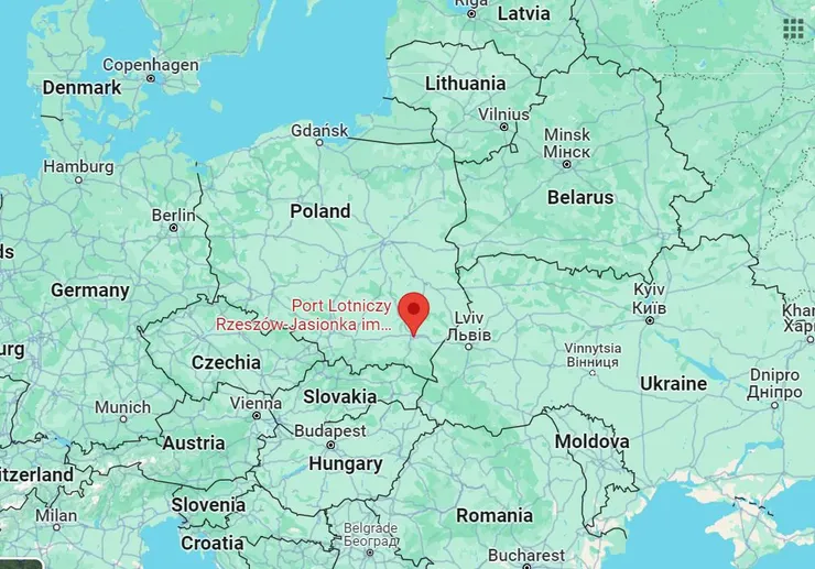 紅點是 ❙熱舒夫-雅西翁卡機場❙,近在 ❙波烏❙ 邊境,是 ❙澤連斯基❙ 安全出訪的主要通道