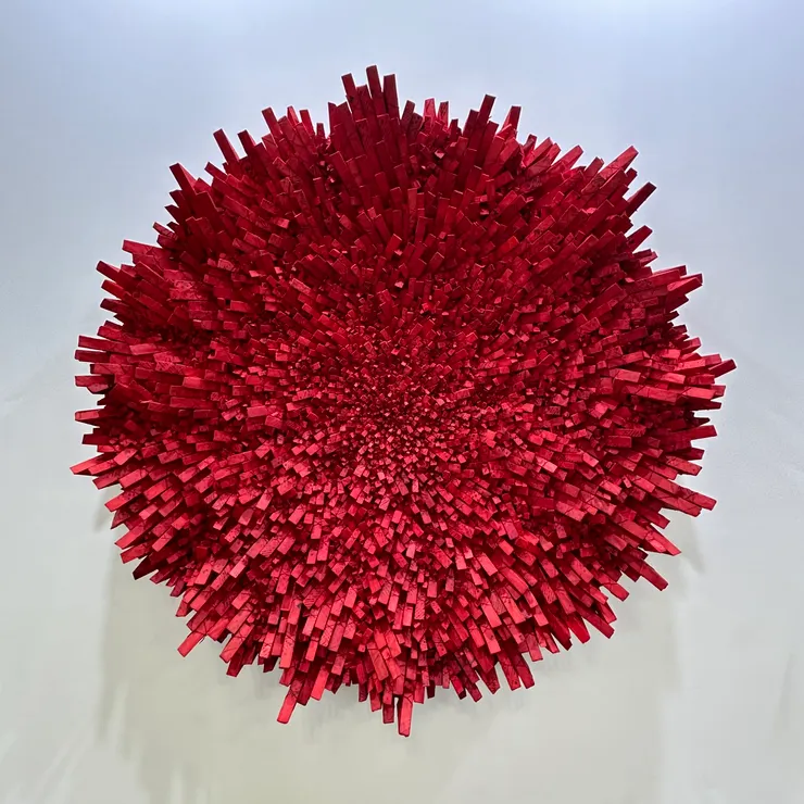 全光榮Chun Kwang Young作品，用韓國的古書桑皮紙包捆的三角形簇群組成，立體感一百分。