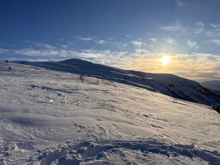 回頭看，是積滿雪的山頭