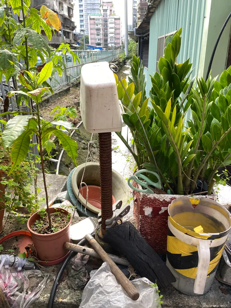 被雜物包圍的水閘門