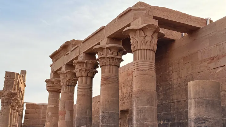 還有柱頭雕刻到一半的柱子