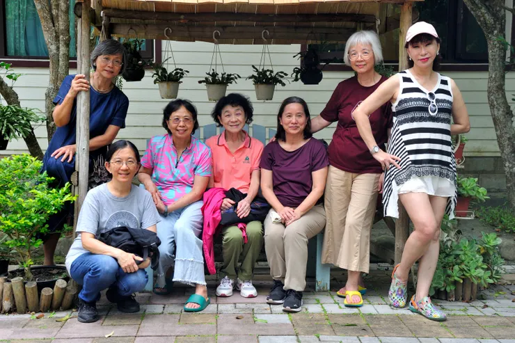 【蔓森活到了十六人卻是近年高峰！女眷們在蔓森活庭園合照。】