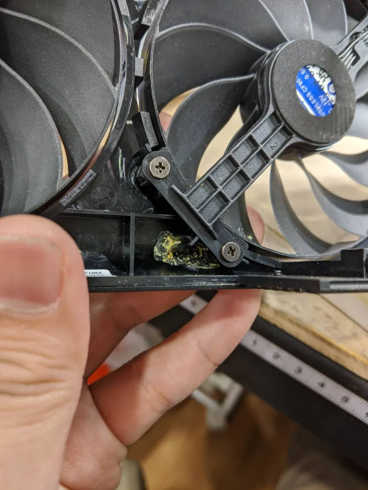 風扇背面也有不少殘留物。