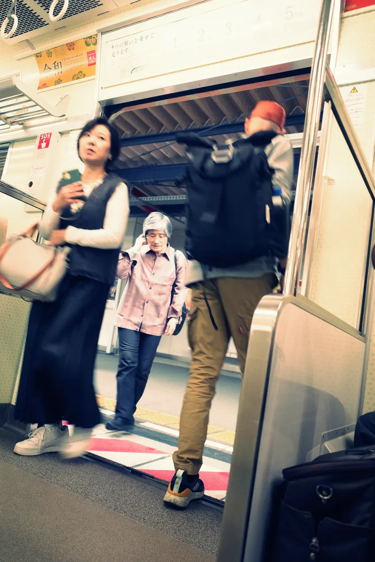 看著出入車門的乘客，心裡面總是會想象著他們接下來的行程。