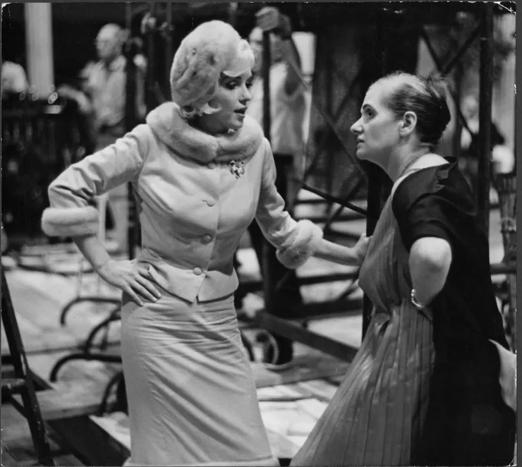 瑪麗蓮‧夢露與寶拉‧史特拉斯堡，於1962年拍攝未完成遺作《Something's Got to Give》期間。