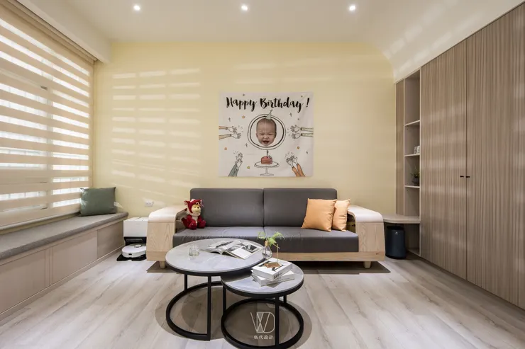 鵝黃色搭配百葉窗簾客廳