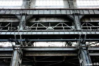 組立工場採用鋼骨以及比一個人還高的基樁支撐，十分堅固。照片左側缺失的桁架就是二戰時遭受轟炸的位置。