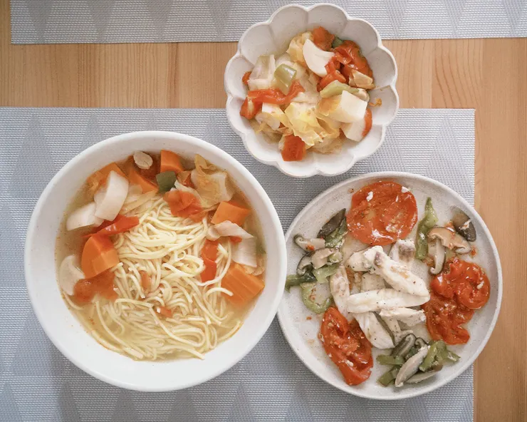 這是我的午餐：蔬菜麵、鯛魚排、燉菜，都是菜市場日常材料，簡單但滿足。