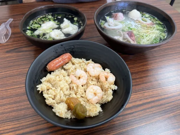 在地小吃:蝦仁炒飯、小卷米粉、浮水魚羹(圖片截圖於網路)