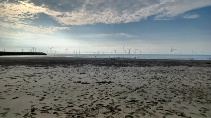 向海西望風機密佈，恰逢退潮的海岸剛好能到沙灘走走／風跡沙灘