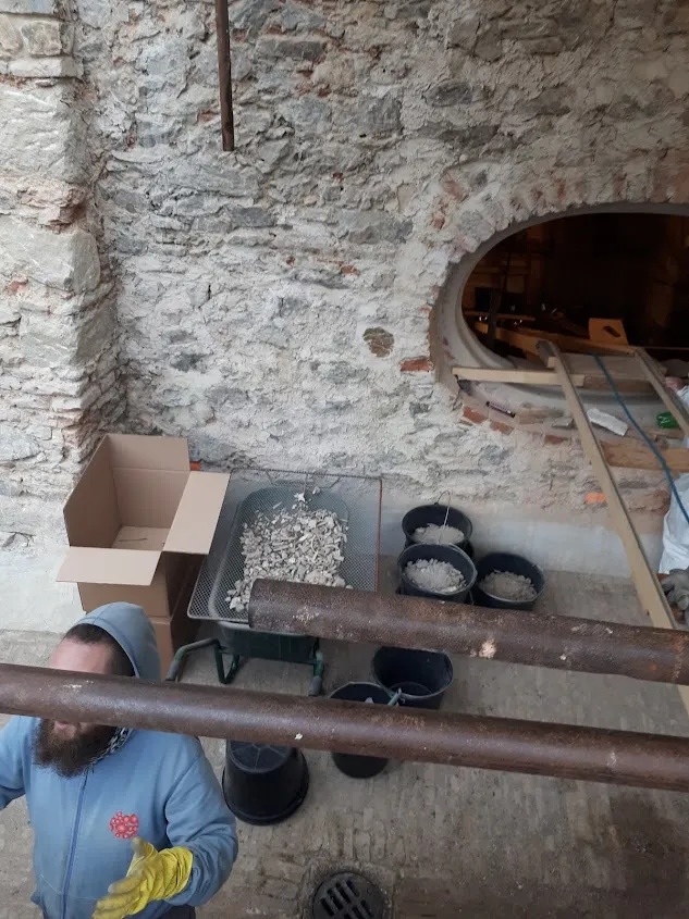 <在整理人骨的捷克大叔>