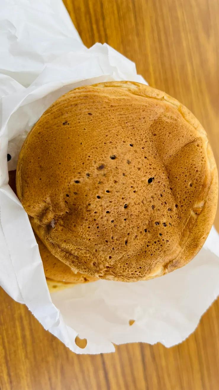 有點類似紅豆餅的小點。