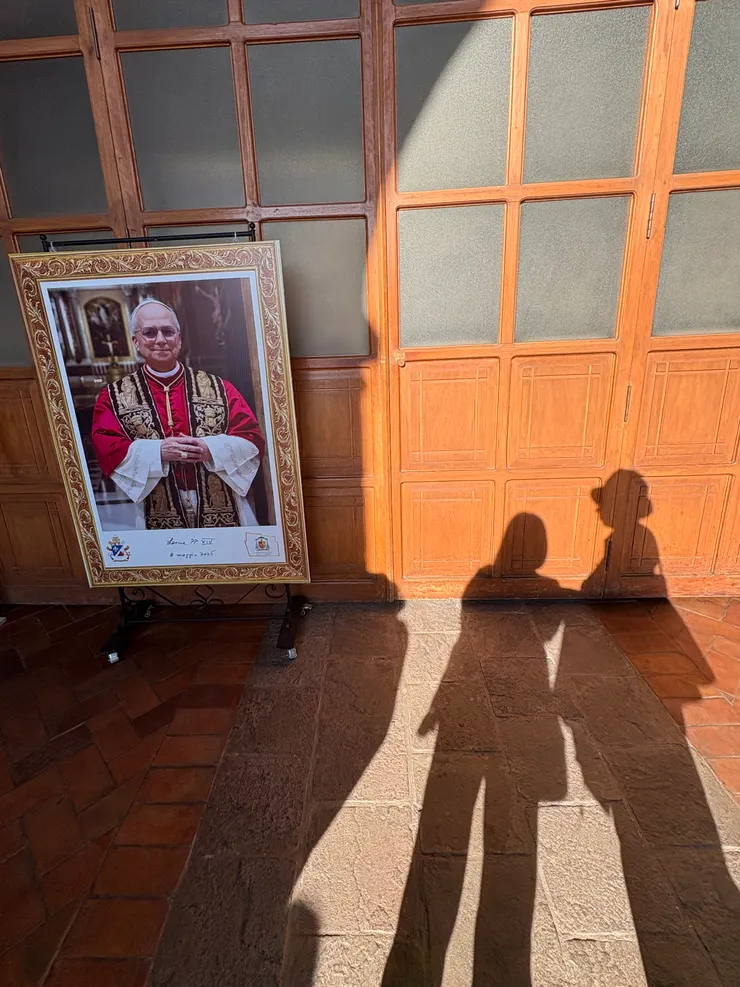 順利在四點半左右抵達庫斯科主教座堂，和教堂門口的教宗照片合個影