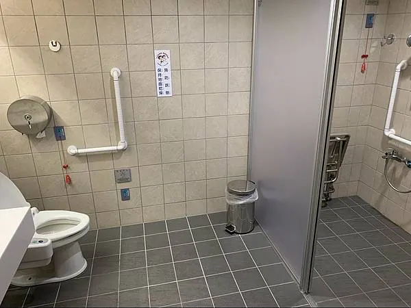 廁所非常的大，也有免治馬桶，但不是很好用，會濺水花，不過因為護理人員建議生產完用沖洗瓶裝可飲用的水洗，因此沒怎麼用到。