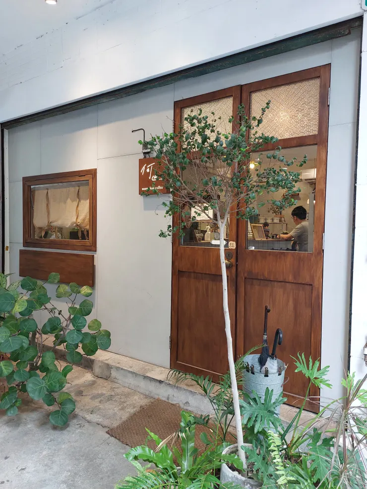 簡單卻很有能量的大門，開在小巷，避開市場的喧鬧