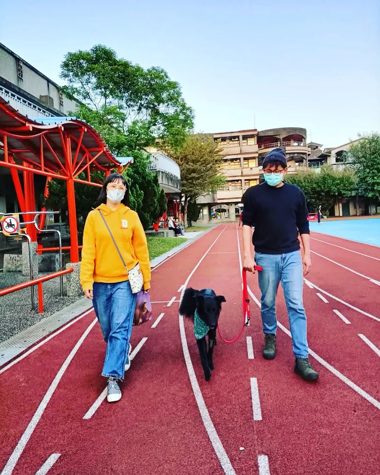 我們與小店長ＨＡＲＲＹ，今年二月他已經重病纏身，這張照片是我們與他的最後一次散步，他於今年二月離世。