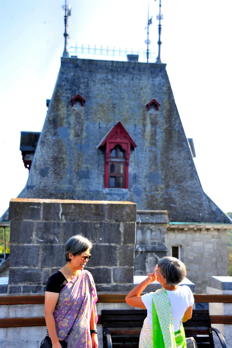 【世外桃源登螺旋爬梯從堡頂遠眺！在堡頂聊天的老婆與Jayasri。】