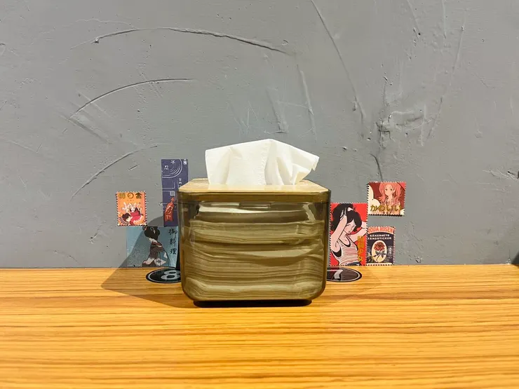 座位編號的牆壁上，貼了可愛的日系郵票