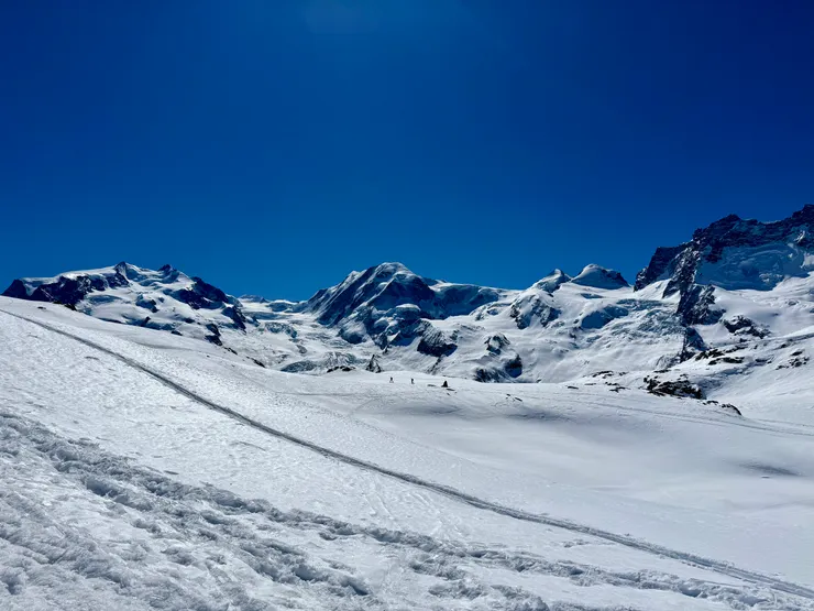 冬季的Riffelsee，只剩下一片雪白