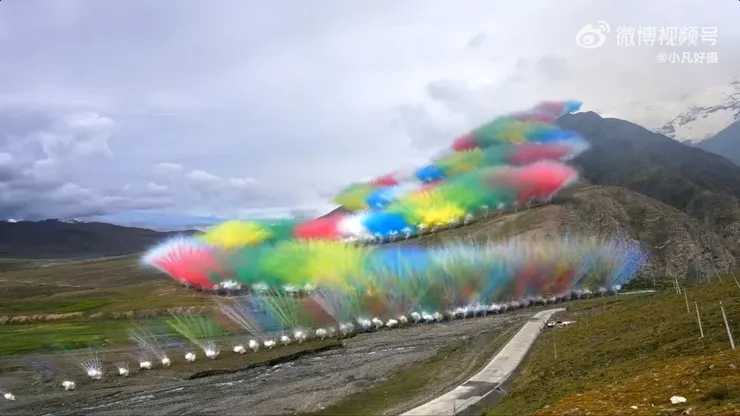 始祖鳥高山煙火秀備份截圖(影像來源:微博小凡好攝備份影片)