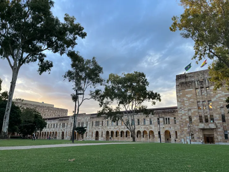 這裡是Great Court，很多同學課餘時間會坐在這片草地休憩
