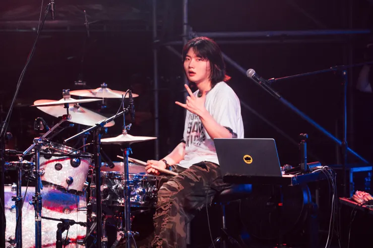 高康熏，Dragon Pony 鼓手。photo source：浮現祭 EMERGE FEST