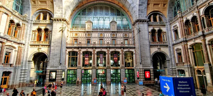 【果然嘆為觀止如皇冠鑲鑽般璨璀！安特衛普中央車站內部。】