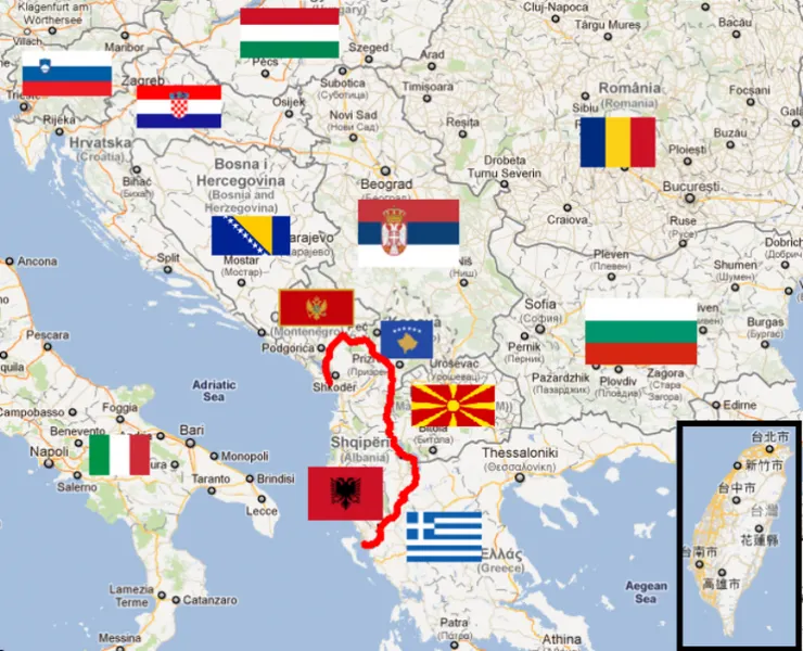 阿爾巴尼亞國旗為 深紅色，中央繪有一隻黑色的雙頭雄鷹，現國旗於1992年4月7日啟用，2002年7月23日作最新修改。  第一面阿爾巴尼亞國旗啟用於1912年。這面國旗最早來自於15世紀反抗鄂圖曼帝國入侵的領袖斯坎德培（Gjergj Kastriot Skanderbeg）的印章。所以雄鷹是民族英雄斯坎德的象徵，故此阿爾巴尼亞也有「山鷹之國」的美譽。