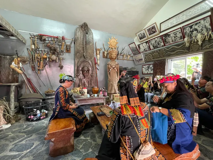 巫師們在祖靈屋內準備祭祀